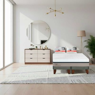 Combo Cama Europea CIC Base Dividida 2 Plazas Balance + C&oacute;moda Casanova Pisa 6 Cajones Nogal Off White + Pack Almohadas Celta Imperial Soft Blanco 65 x 45 cm