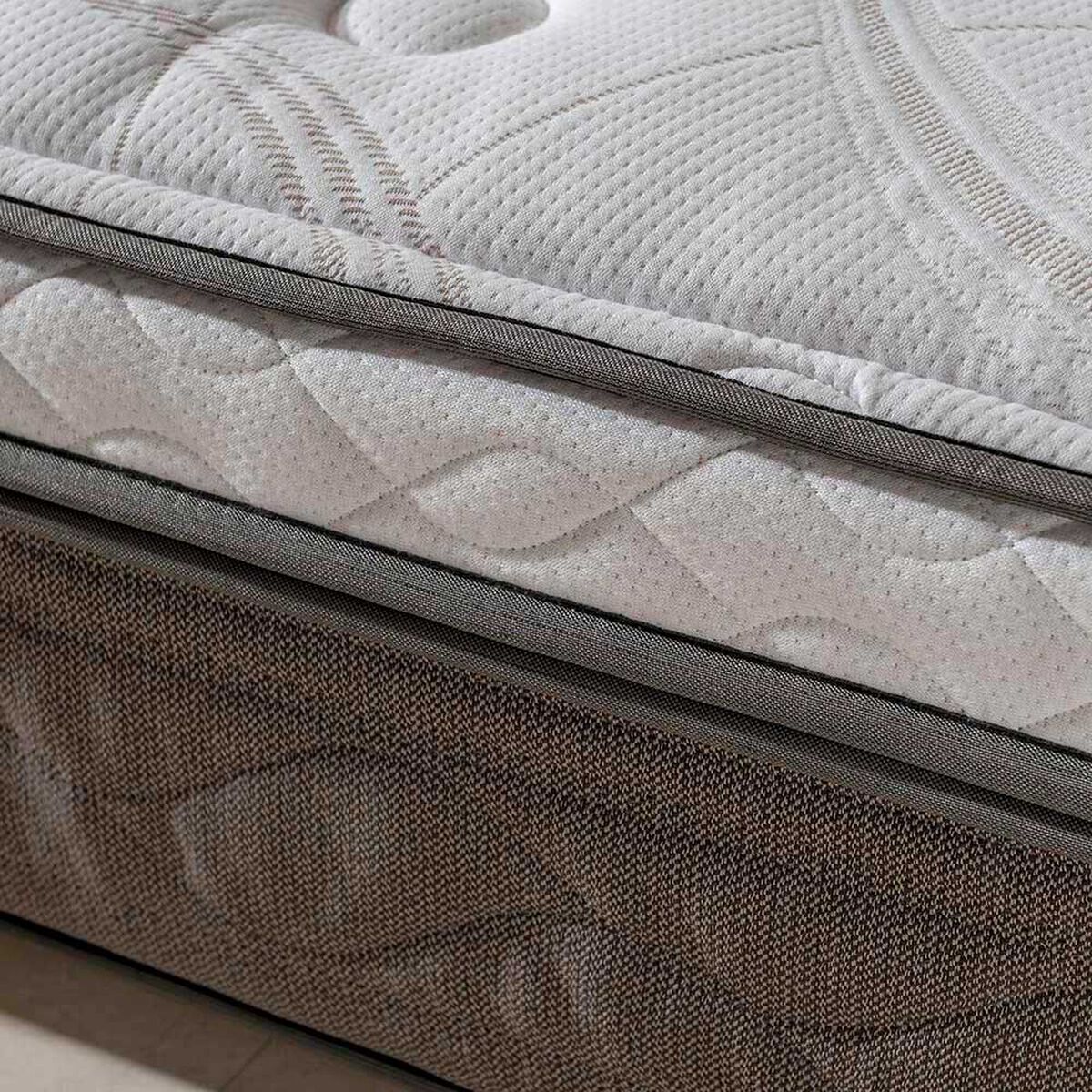 Cama Europea Rosen Base Dividida 2 Plazas New Style + Respaldo + 2 Veladores Issey