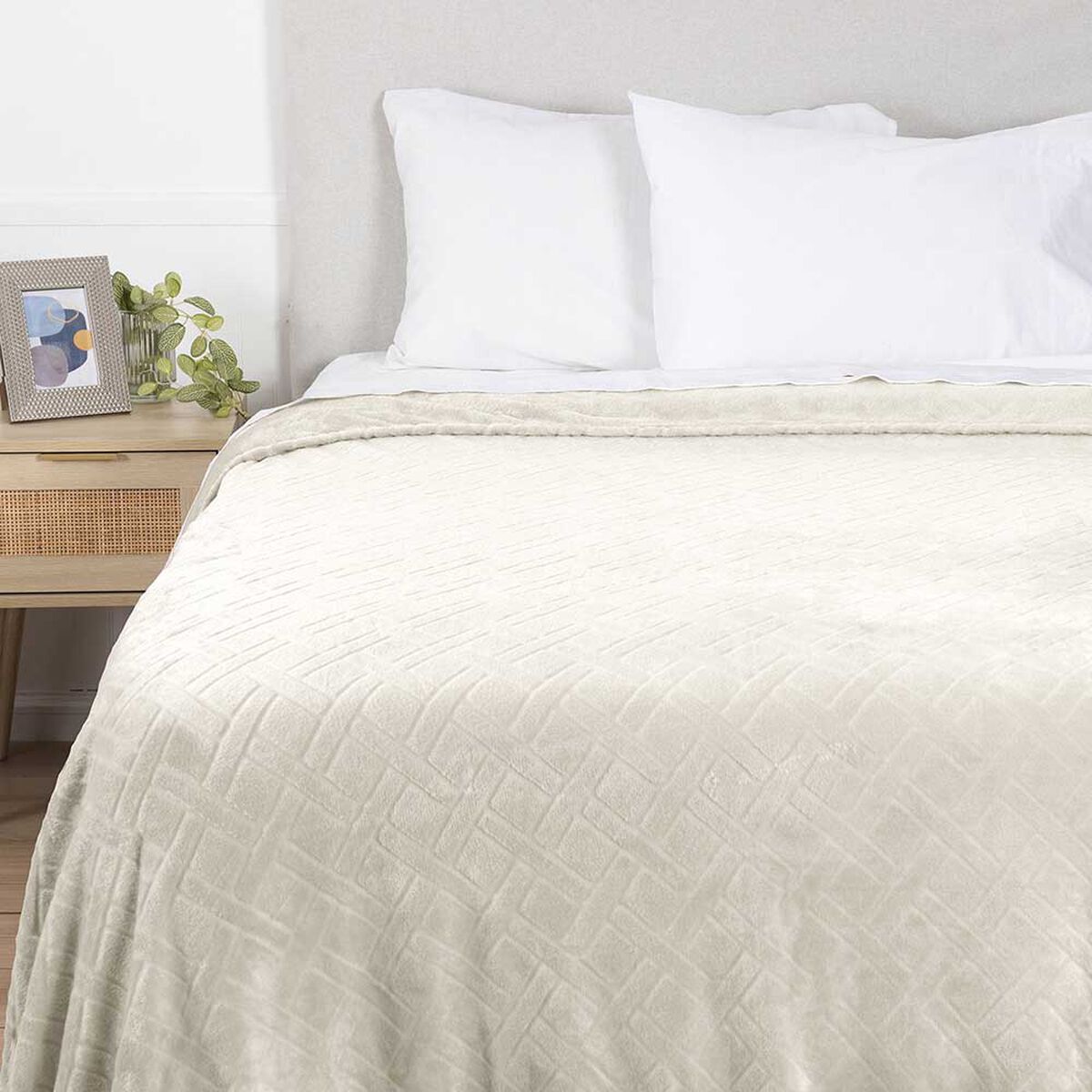 Frazada Flannel Embossed Mashini 2 Plazas Liso Crudo
