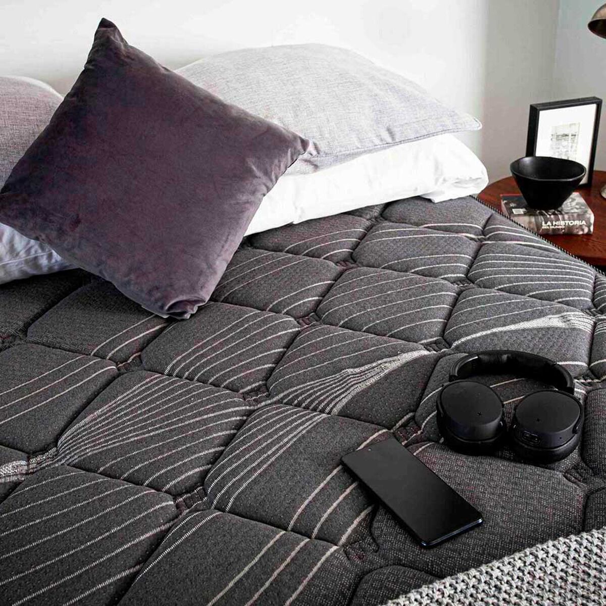Cama Europea Flex Base Dividida S&uacute;per King Black + Respaldo Design Gris + 2 Veladores Rover