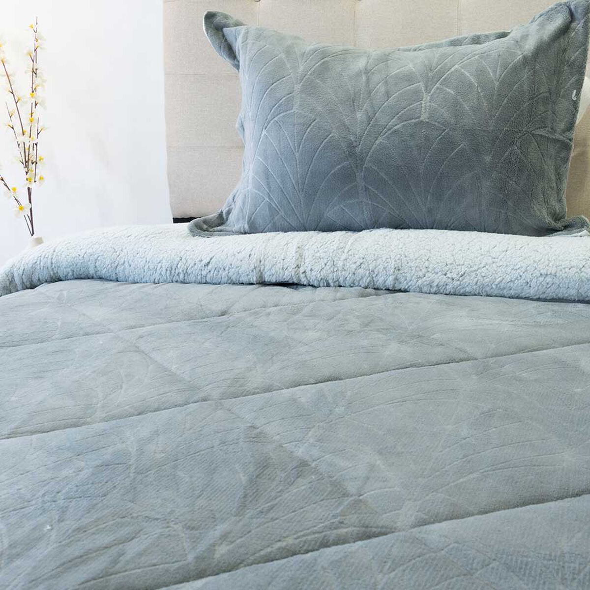 Cubrecama Doral 1.5 Plazas Outboss Estampado Nebula Sherpa D1