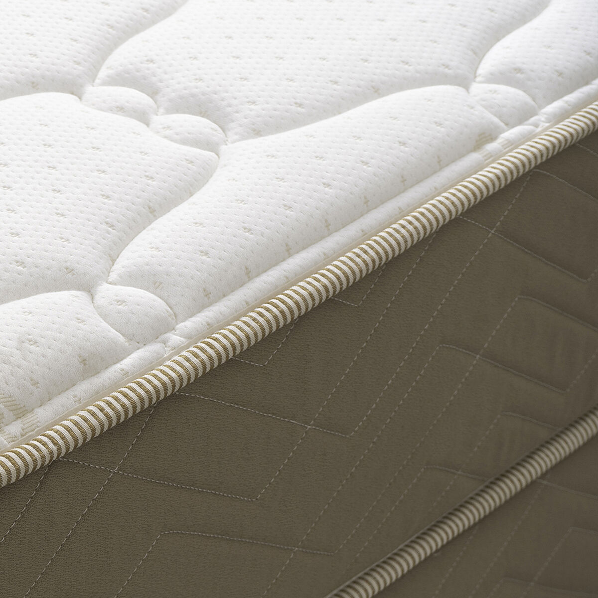 Cama Europea Celta Bamboo King + 2 Almohadas Cotton 50 x 90 cm