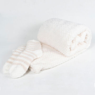 Imagen 1 del producto Set Manta Poliéster Lisa 152 x 127 cm + Zapatillas de Descanso Mashini Crudo