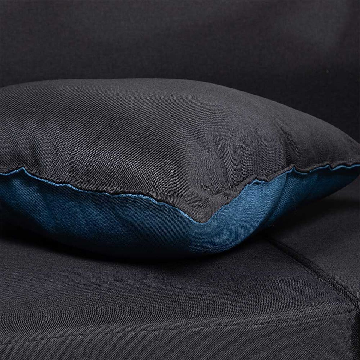 Juego de Living Almore Paris Sofá 3 Cuepos + Dos Pouf 1 Cuerpo Azul Negro