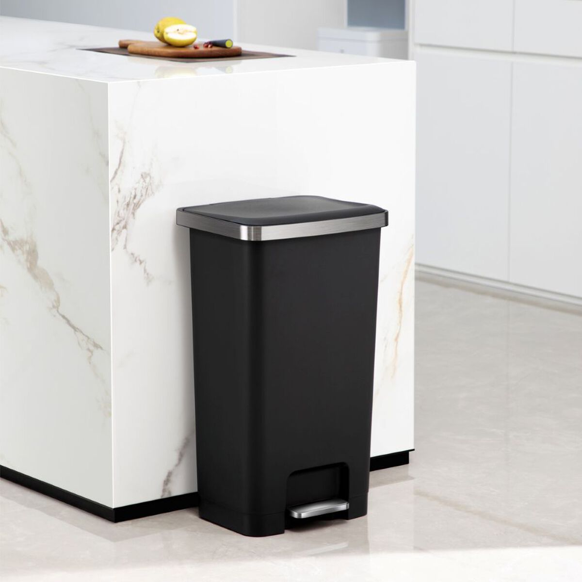 Basurero Pl&aacute;stico EKO Negro con Pedal 45 L